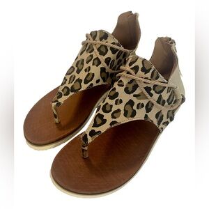 ⭐️⭐️⭐️NEW Leopard Print Flat Sandals - Size 9